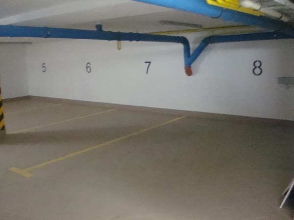 Miejsca parkingowe w garażu podziemnym