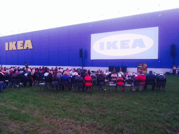 Wieczór filmowy przy sklepie IKEA